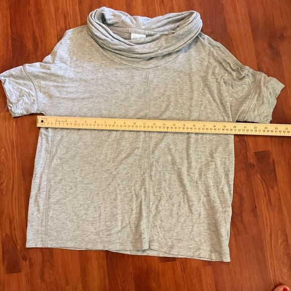 Women’s Sunday Gray short sleeve Crowl Neck top. Size medium - Picture 9 of 9